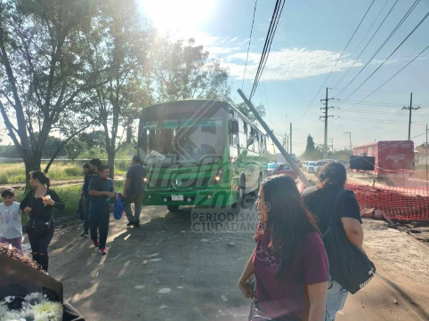 Trafico_ZMG's tweet photo. Vecinos de la colonia Basilio Badillo de Tonalá, denuncian que sobre la calle Prolongación Gigantes, existen unos enormes baches que crecen día a día. Mencionan que una constructora los abrió para iniciar una obra en la zona y al final dejó los trabajos inconclusos, lo que ha generado que la vialidad se complique en la zona. Piden apoyo a @gobierno_tonala  que atienda este reporte #TraficoZMGPeriodismoCiudadano