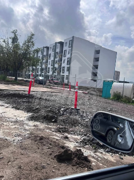 Trafico_ZMG's tweet photo. Vecinos de la colonia Basilio Badillo de Tonalá, denuncian que sobre la calle Prolongación Gigantes, existen unos enormes baches que crecen día a día. Mencionan que una constructora los abrió para iniciar una obra en la zona y al final dejó los trabajos inconclusos, lo que ha generado que la vialidad se complique en la zona. Piden apoyo a @gobierno_tonala  que atienda este reporte #TraficoZMGPeriodismoCiudadano