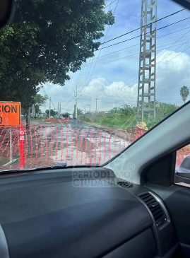 Trafico_ZMG's tweet photo. Vecinos de la colonia Basilio Badillo de Tonalá, denuncian que sobre la calle Prolongación Gigantes, existen unos enormes baches que crecen día a día. Mencionan que una constructora los abrió para iniciar una obra en la zona y al final dejó los trabajos inconclusos, lo que ha generado que la vialidad se complique en la zona. Piden apoyo a @gobierno_tonala  que atienda este reporte #TraficoZMGPeriodismoCiudadano