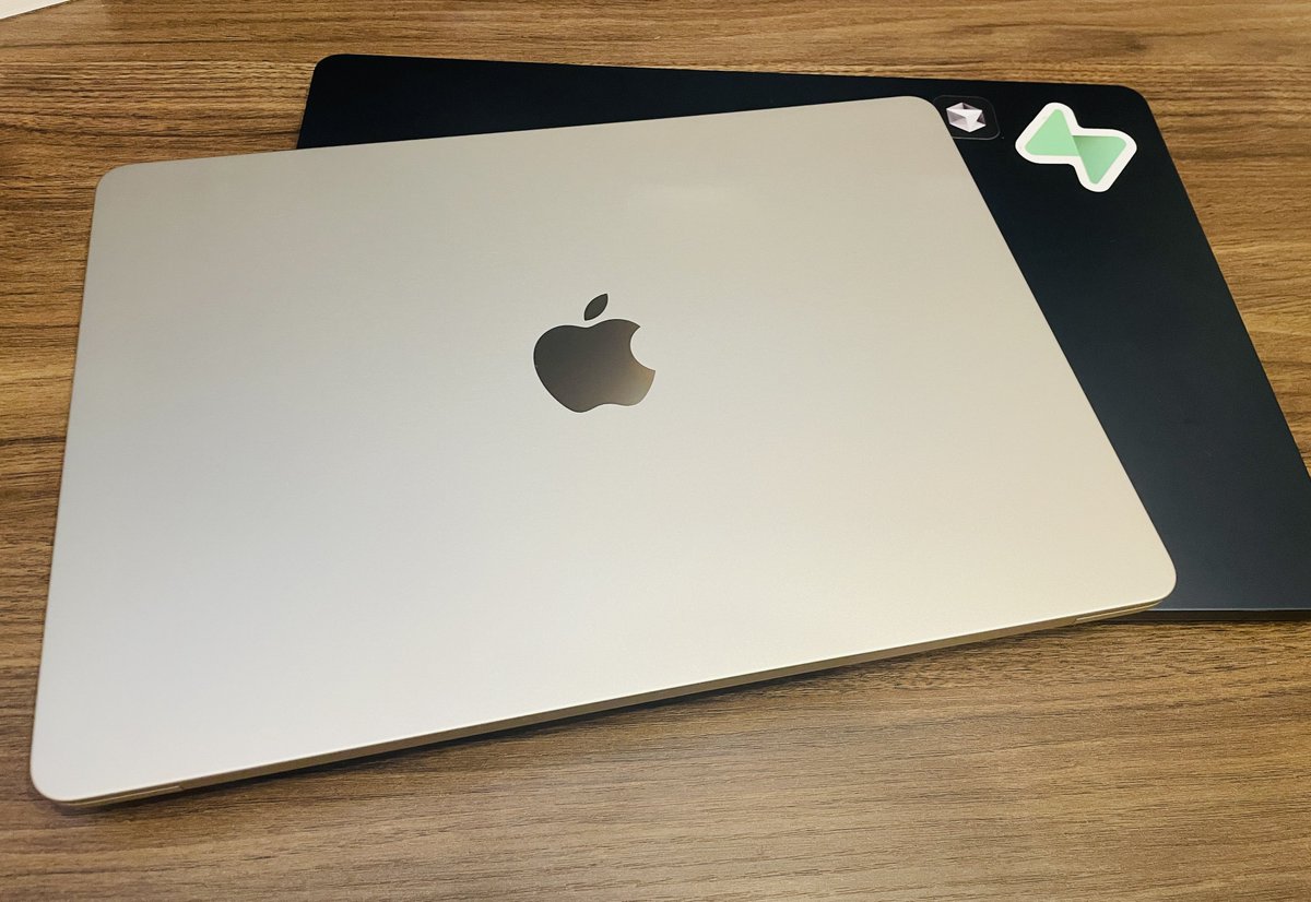 業務委託案件の貸与PCが 買おうか悩んでいたゴールドで嬉しみ🦙