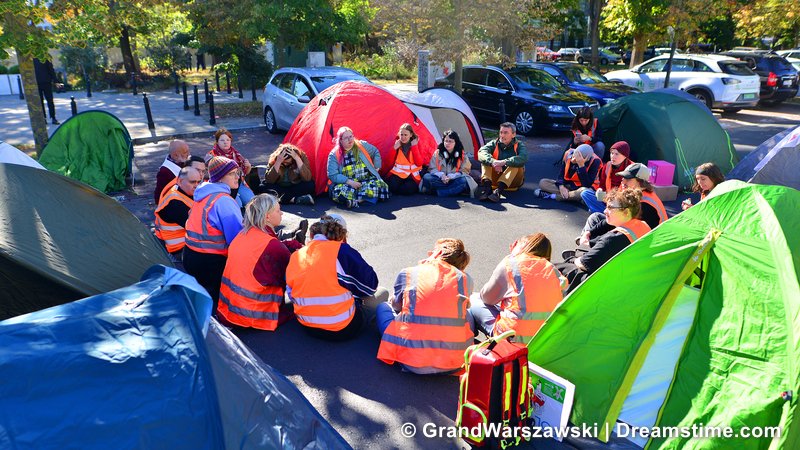 Dreamstime's tweet image. Climate activists of the ‘Last Generation’ set up camp in front of the Polish Parliament in Warsaw, demanding urgent action for our planet
dreamstime.com/warsaw-poland-…
#LastGeneration #ClimateActivism #PolandProtest #Warsaw #ClimateAction #SaveOurPlanet