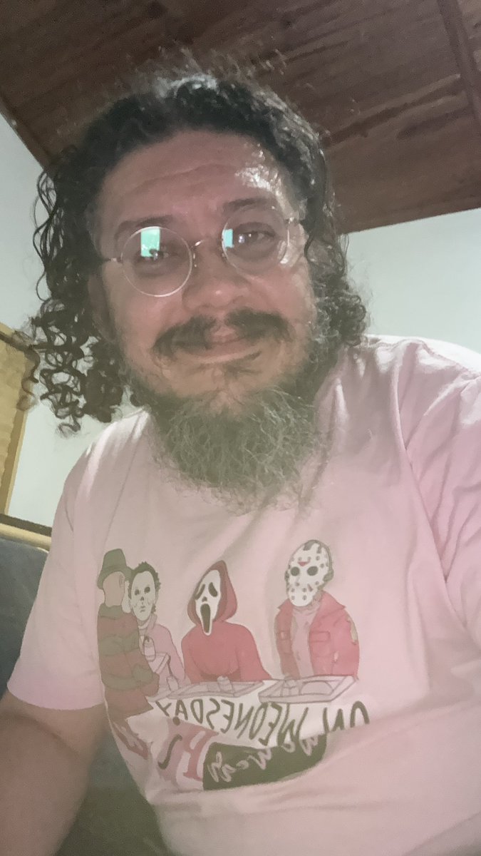 CCMacLeod's tweet photo. @deveronicayey Eu também tô chateado.
Não vi tu de rosa hoje e as quartas usamos rosa!
Brincadeiras a parte, força na peruca aí pra superar a chateação. https://t.co/c21YaGyuGX