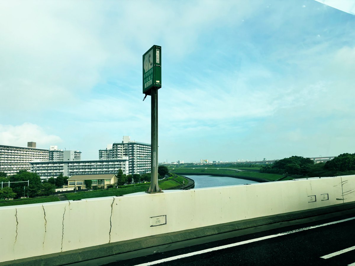 フォロワーの皆様おはようございます☀️

本日は神戸組、ルート山崎組の撮影です📹

今日は今もっとも忙しい大人気キカタン女優さんがロケット降臨です✨🚀

ルート組は面白そうな巨大セットを組み立ててました🔨👷‍♂️
とても大変そうです❗️
がんばってください

神戸組も頑張ります🕙

（カンベ）