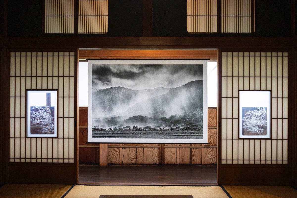 yukusanagi's tweet photo. 山形県長井市「文教の杜ながい 旧丸大扇屋」にて、写真展「水に浮かぶ」を開催しております。今回は全て撮下ろしの新作による個展となります。

歴史ある空間と写真の共鳴をぜひお楽しみいただければ幸いです。
現代作家の見た長井 2025 「草彅 裕_水に浮かぶ」
https://t.co/RIXCcq8hnw https://t.co/3jmF1z6r8N