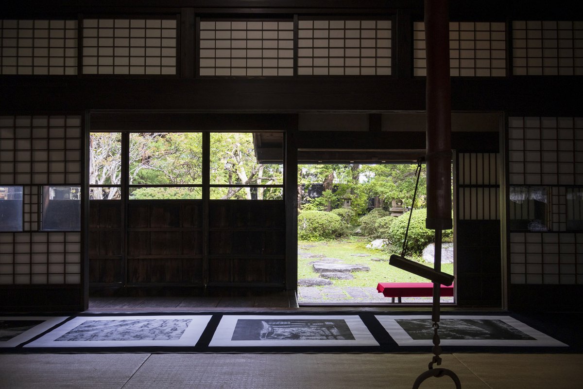 yukusanagi's tweet photo. 山形県長井市「文教の杜ながい 旧丸大扇屋」にて、写真展「水に浮かぶ」を開催しております。今回は全て撮下ろしの新作による個展となります。

歴史ある空間と写真の共鳴をぜひお楽しみいただければ幸いです。
現代作家の見た長井 2025 「草彅 裕_水に浮かぶ」
https://t.co/RIXCcq8hnw https://t.co/3jmF1z6r8N