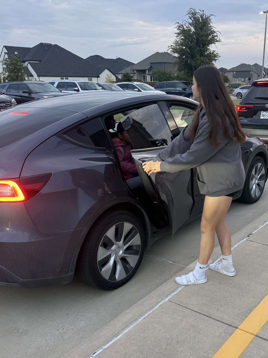 prospervb's tweet image. We had a great time yesterday morning in the Boyer Elementary car lines and greeting the kids!! 💚🤍🦅 #PVB #PHS