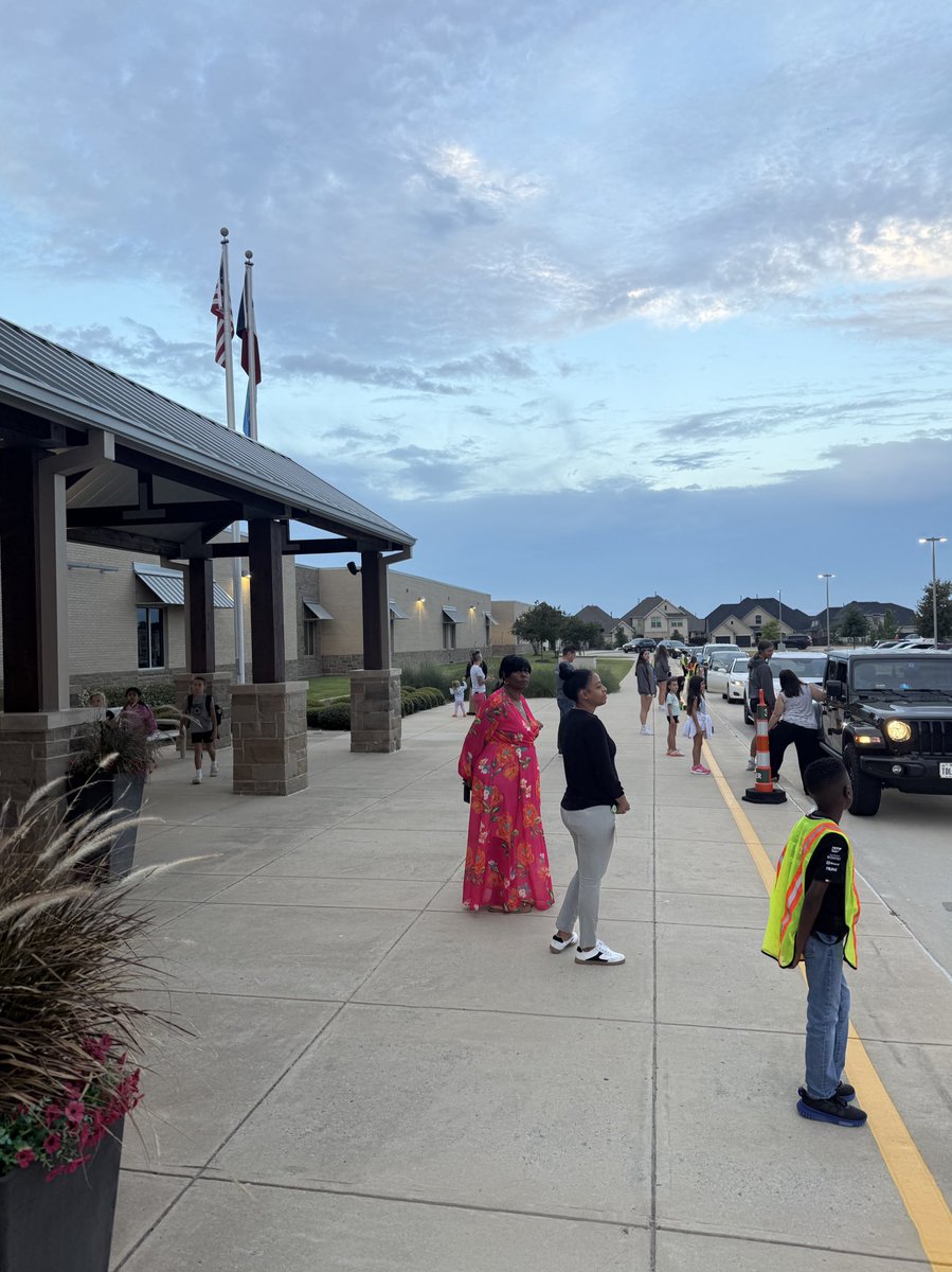 prospervb's tweet image. We had a great time yesterday morning in the Boyer Elementary car lines and greeting the kids!! 💚🤍🦅 #PVB #PHS
