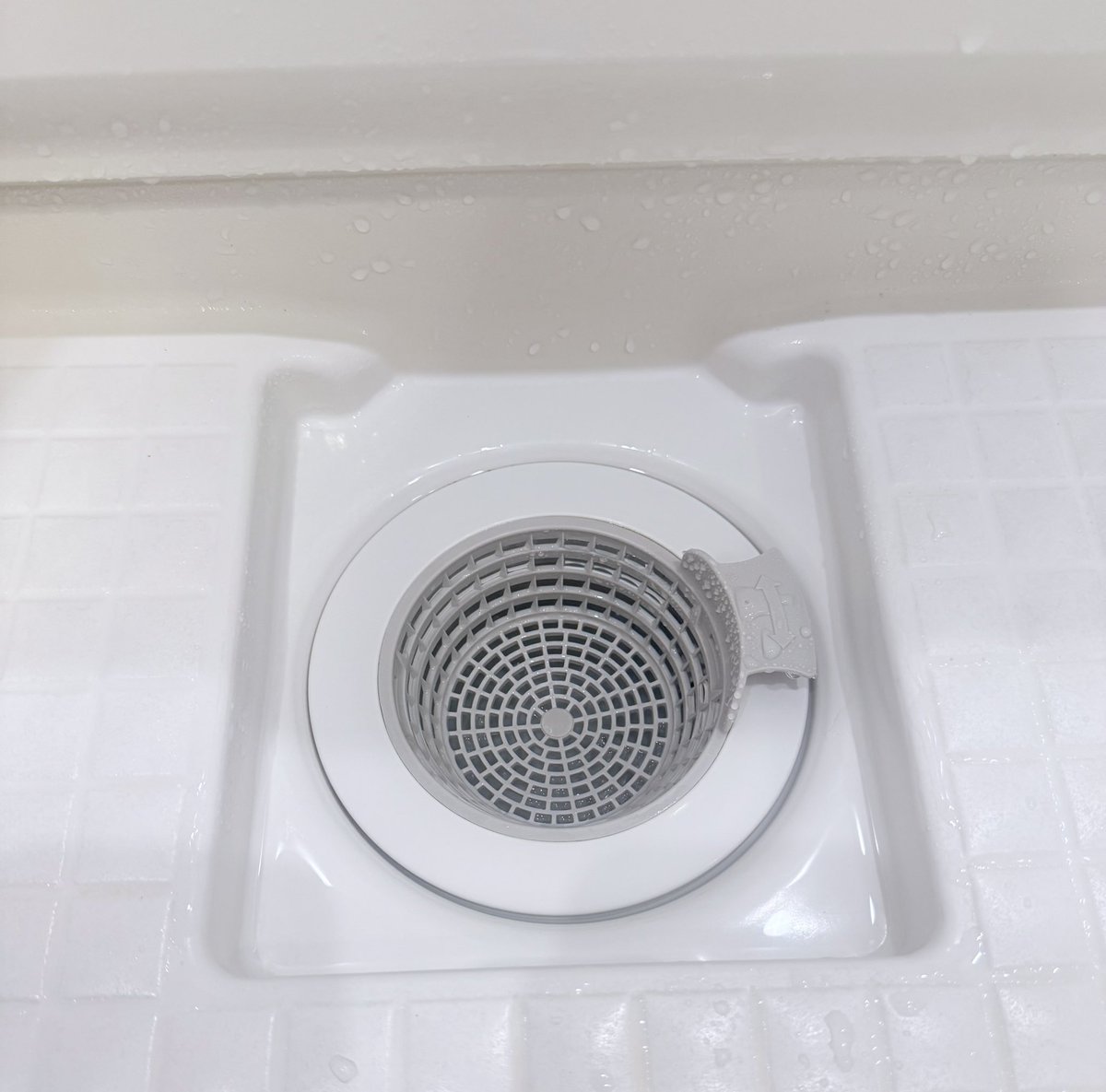 お風呂と洗面台の排水栓ってすぐ汚れるし細かいからゴシゴシするの大変だけど、これ使うと擦らず落ちて気持ちいいよ〜🧼朝からピカピカにした！！！えらい！！！仕事前に優雅なひととき過ごせばよかったのに気になって無理だった😇自ら体力削っていくスタイル、、、、