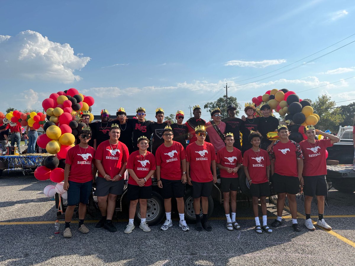 CoachTurrubi's tweet photo. North Shore Baseball celebrating Homecoming 2025! https://t.co/MW1K4InAVt