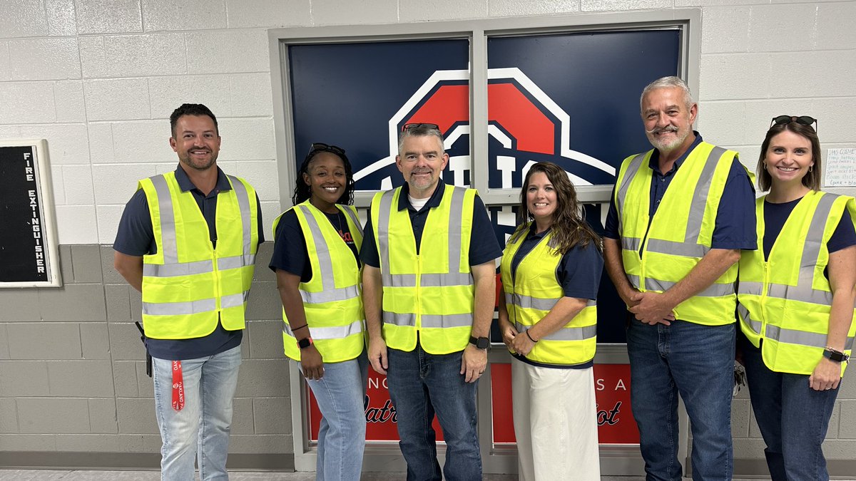 OaklandRCS's tweet photo. M⭕️re Builders! @OaklandRCS Administration team getting in the Hoco spirit! #onceapatriot https://t.co/fVKpMq5Wmb