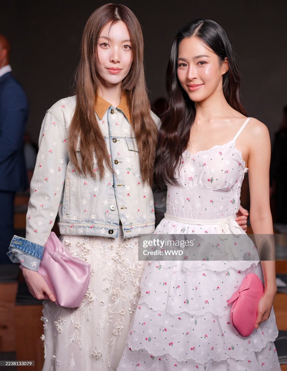 INFINITYENTTH's tweet photo. ครั้งที่สองกับ #ParisFashionWeek
 ของ Icon Star ยุคใหม่อย่าง หลิงหลิง ศิริลักษณ์ เเละ ออม กรณ์นภัส ในการเข้าร่วมชมงาน Dior Spring-Summer 2026 show by Jonathan Anderson 

LINGORM AT DIOR PFW26

#LingOrmDiorSS26
#LingOrmxDiorSS26
#Dior #DiorSS26 #pfw
#LingOrm #หลิงออม‌ 
#Linglingkwong #หลิงหลิงคอง 
#Ormkornnaphat #ออมกรณ์นภัส