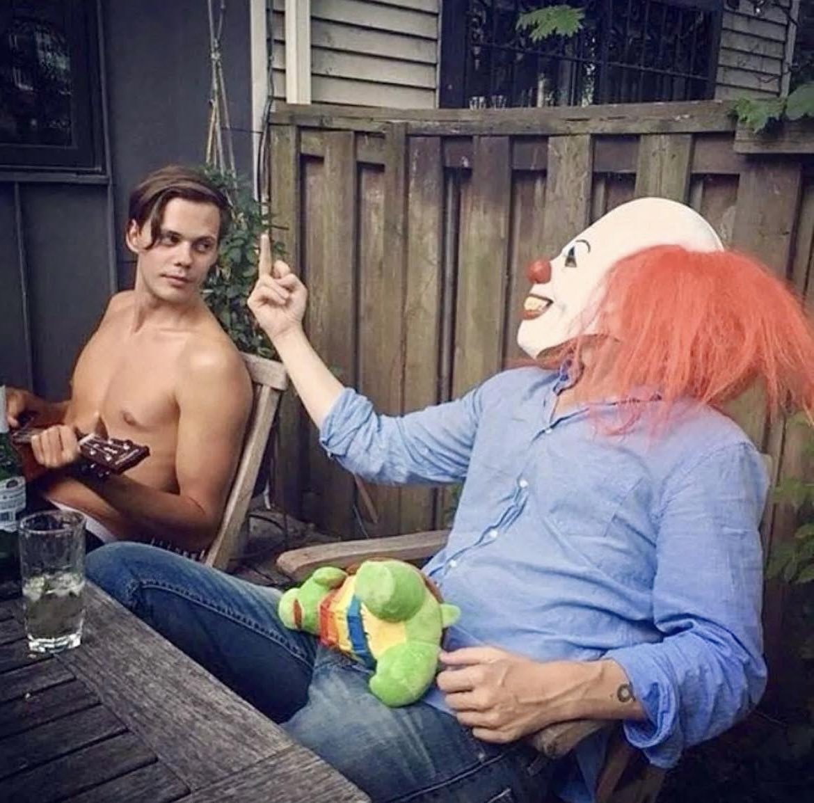 TerrorActo_'s tweet image. Alexander Skarsgård saluda a su hermano Bill con una máscara de Pennywise (versión 1990) #IT