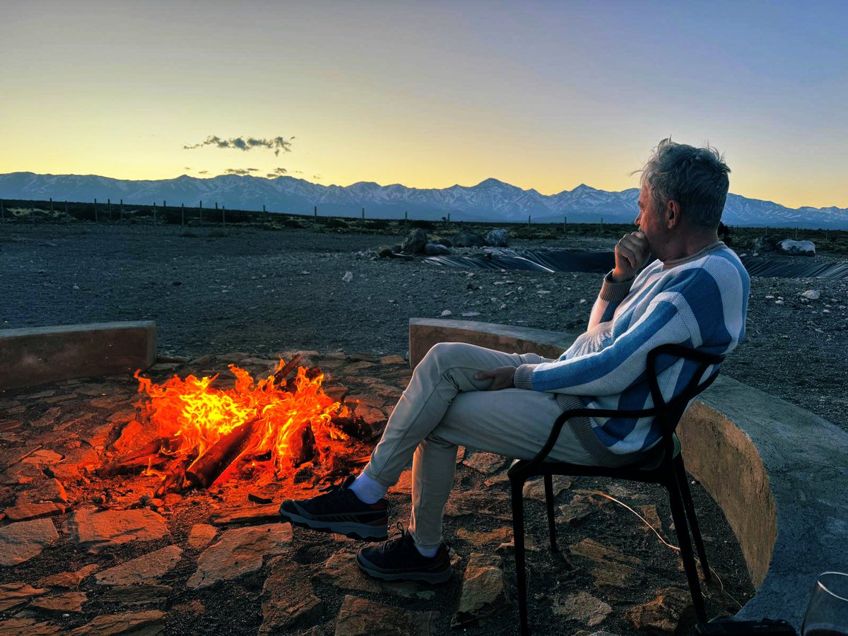 martinvars's tweet image. Ahora en la inmensidad del campo mendocino reflexiono sobre la cena con @ninavarsavsky y el presidente @JMilei anoche en Olivos. Estuve con diversos presidentes y me animo a decir que Javier Milei es el presidente más intelectual que he conocido. Una cena con Milei es un viaje a…