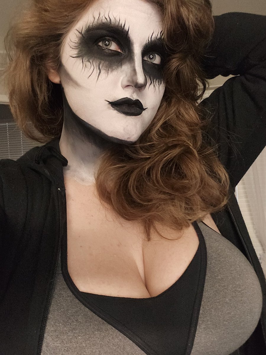 viixenpiixen's tweet photo. Fucked up on the lips a bit but still a slay https://t.co/1Yj7N2GT7m