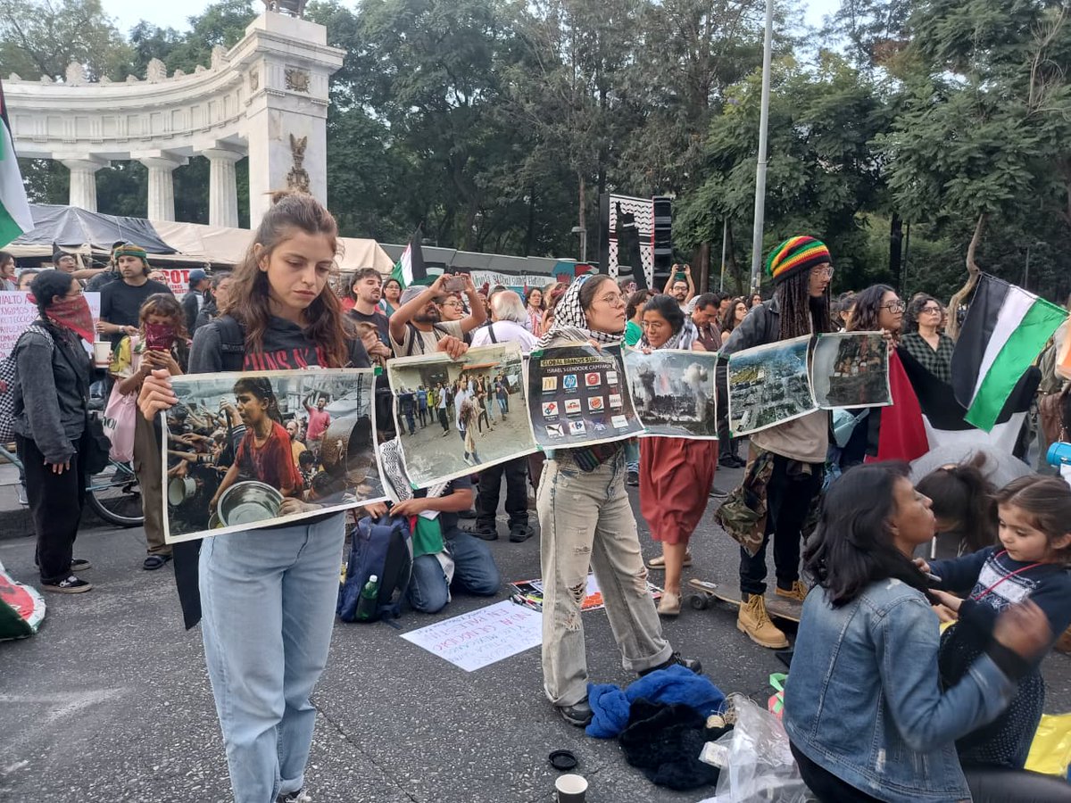 Somoselmedio's tweet photo. 📍Alrededor de 500 personas se manifiestan exigiendo la liberación de lxs  integrantes de la #GlobalSumudFlotilla arrestados por Israel.

La Avenida Juárez permanece cerrada mientras los manifestantes también demandan que México rompa relaciones con Israel.

Cobertura @eggallegos 

✊🏽 #Palestina #México #Flotilla #CDMX #DerechosHumanos
