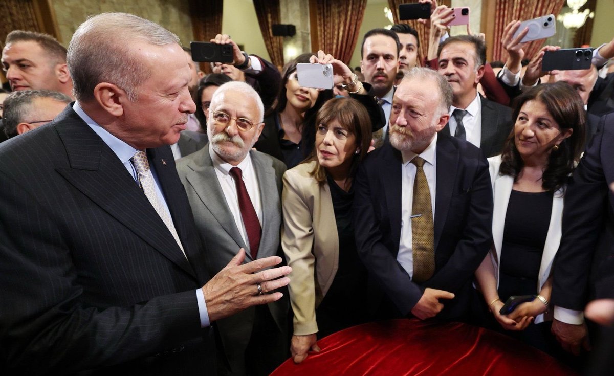 Siz niye ölçüyü tutturamıyorsunuz bir türlü?

Niye bu kadar "sivik"sınız, niye biraz "giran" olmak size ağır geliyor.

Bu kadar yaşanmışlıktan sonra Erdoğan'a böyle hayranlıkla bakmak, sırnaşmak, elini sıkmak için birbirini ezmek, böyle el pençe divan durmak...

Ne dostlukta, ne