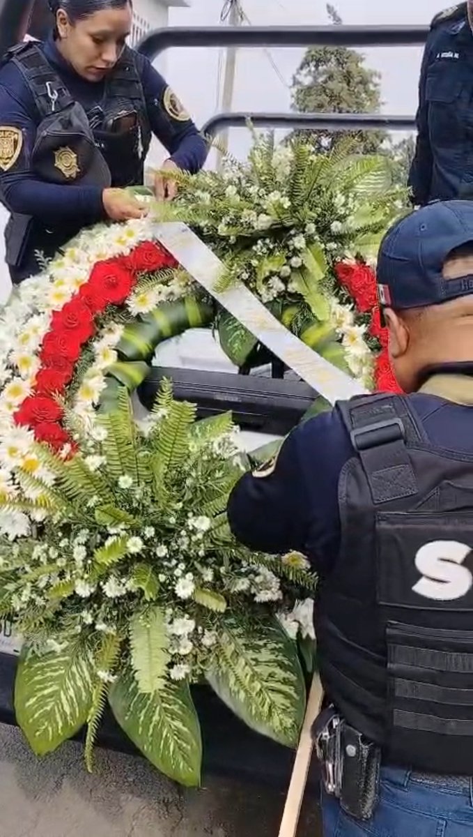 c4jimenez's tweet photo. FLORES PARA el AGENTE 
José Jacinto Ponce Alfaro, Jefe del Sector #Tlatelolco
Llegó a la @SSC_CDMX hace 18 años, un viernes 16 de febrero de 2007.
Lo nombraron mando apenas el 15 de junio pasado.
Ayer lo mataron en #Chalco.
Hoy lo despiden sus compañeros.

El caso #C4ENALERTA https://t.co/2NUfGSOBWG