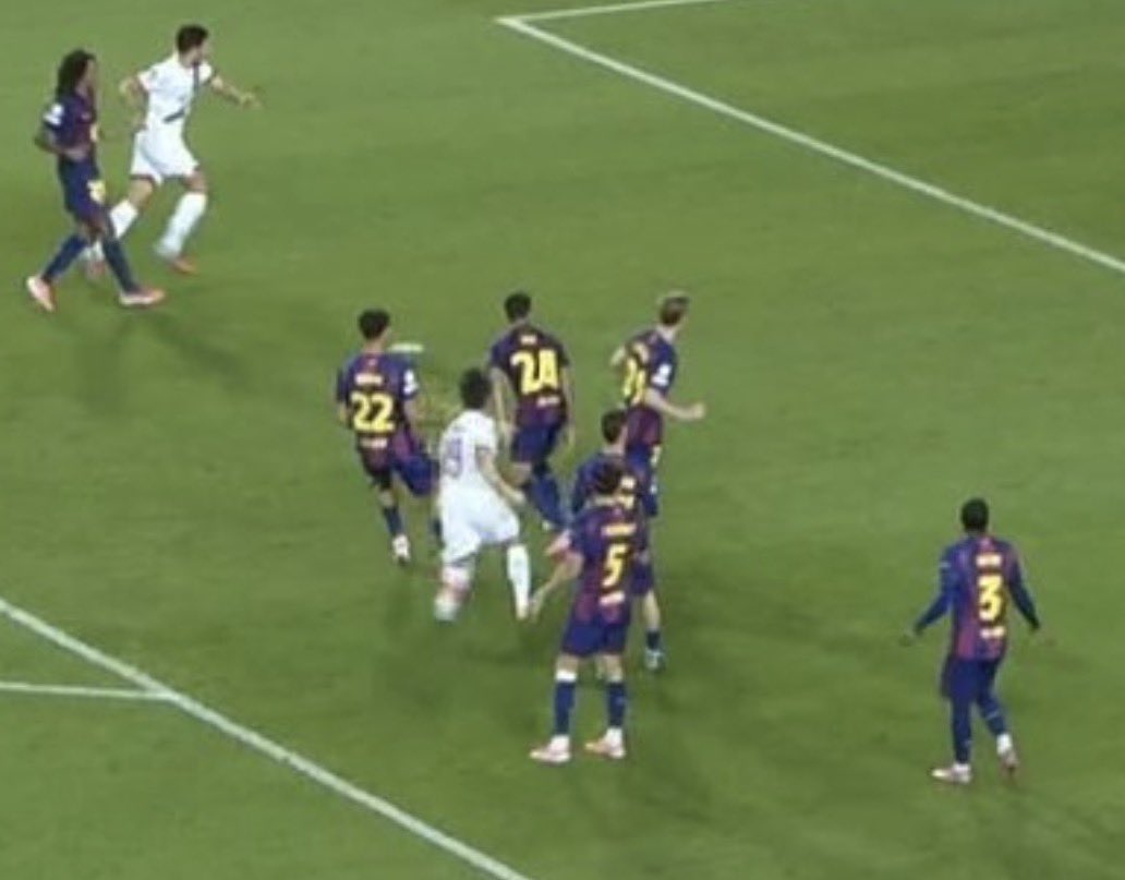 robin_cam1's tweet photo. Comment expliquer à mes enfants que Kang in Lee a réussi à frappe et à mettre le poteau dans cette situation… 

#BARPSG #LEPSG https://t.co/2DTXIDjNWs