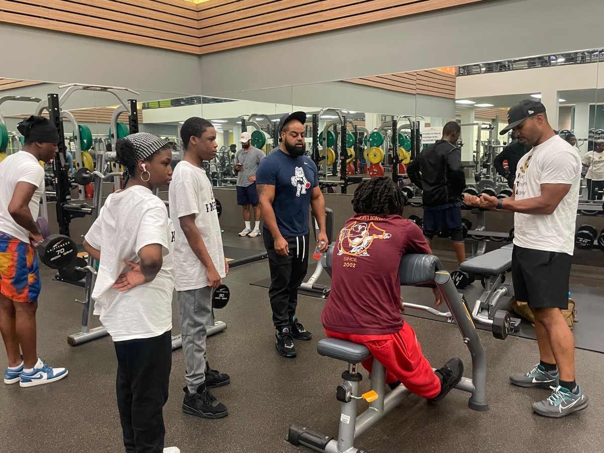 dracyoung_says's tweet photo. A massive thank you to L.A. Fitness Douglasville, for hosting our  Personal Fitness students!

Trainer Jeff helped our students deepen their knowledge of course standards. There were rich discussions of nutrition, weight lifting, and the practical use of fitness machines. https://t.co/qh3h7C6Hs1