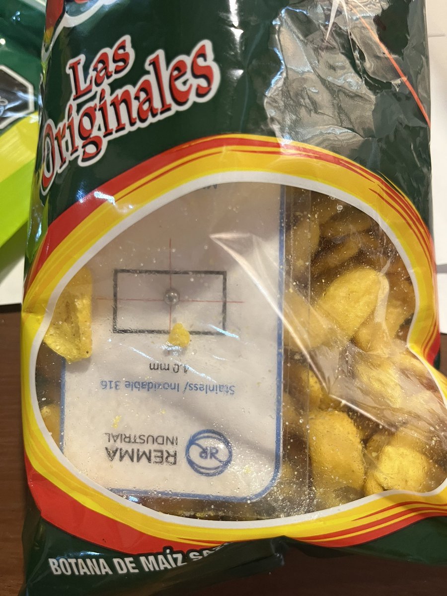 emacriss's tweet photo. Hoy compré estas Conchitas encanto en HEB, sin embargo al querer abrirlas en mi casa, encontré una tarjeta en mi cada, he intentado contactar a la gente de @BotanasEncanto pero no responden, que procede? https://t.co/PzsPFjldbS