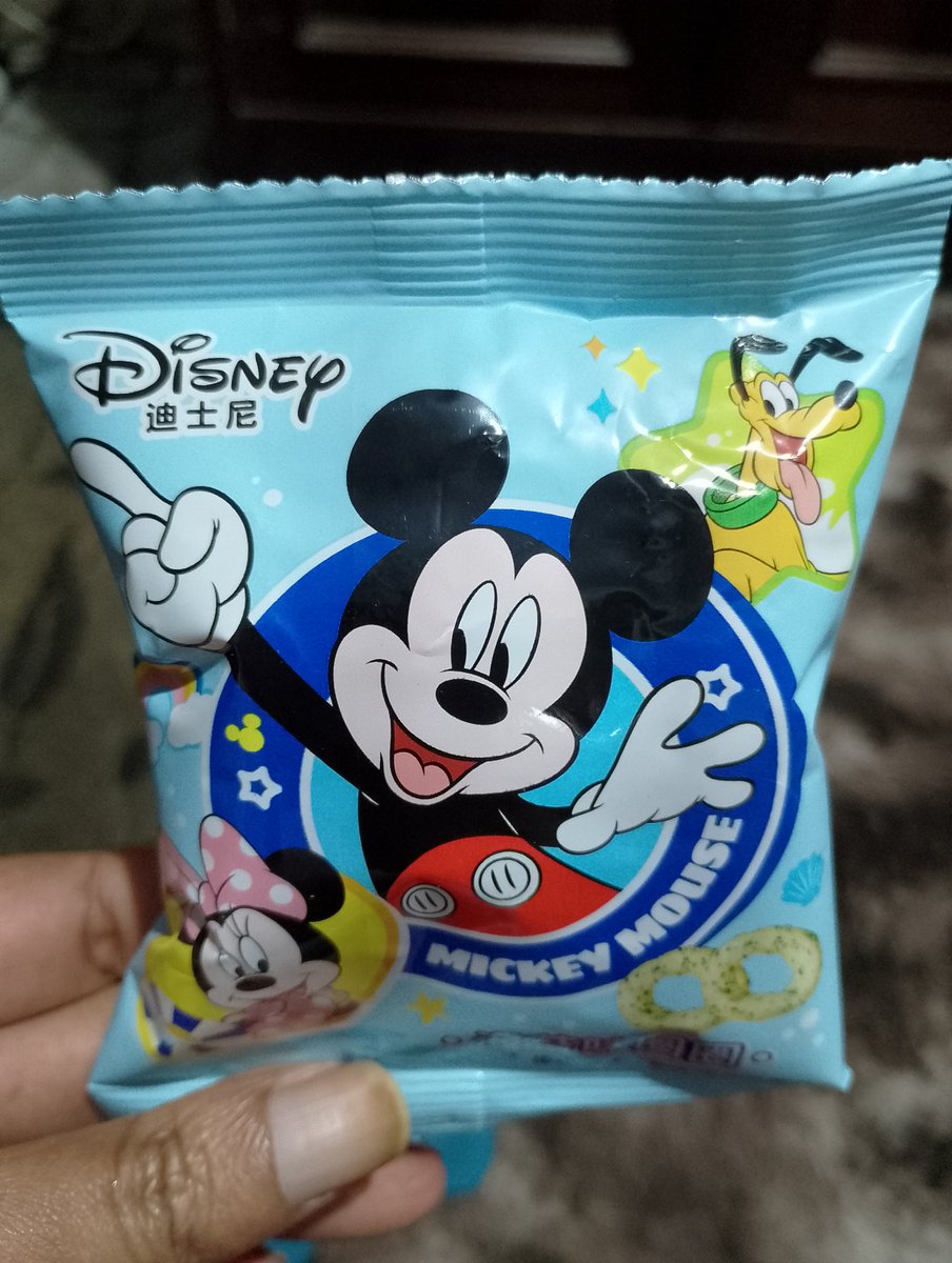 Experimentando salgadinho japonês de lula: é gostoso, tem um sabor agridoce e forte gosto de lula. Petisco para comer com bebidas...