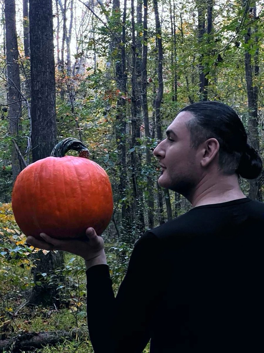 TheMichaelNight's tweet photo. “May I bid you welcome to the Season of the Night”

Happy Spooky Season, everybody!! 🍂🎃🪾🌖

— M x

#MichaelNight #HuntersMoon #SeasonOfTheNight #SpookySeason #Halloween2025 https://t.co/QVpyqSEpun