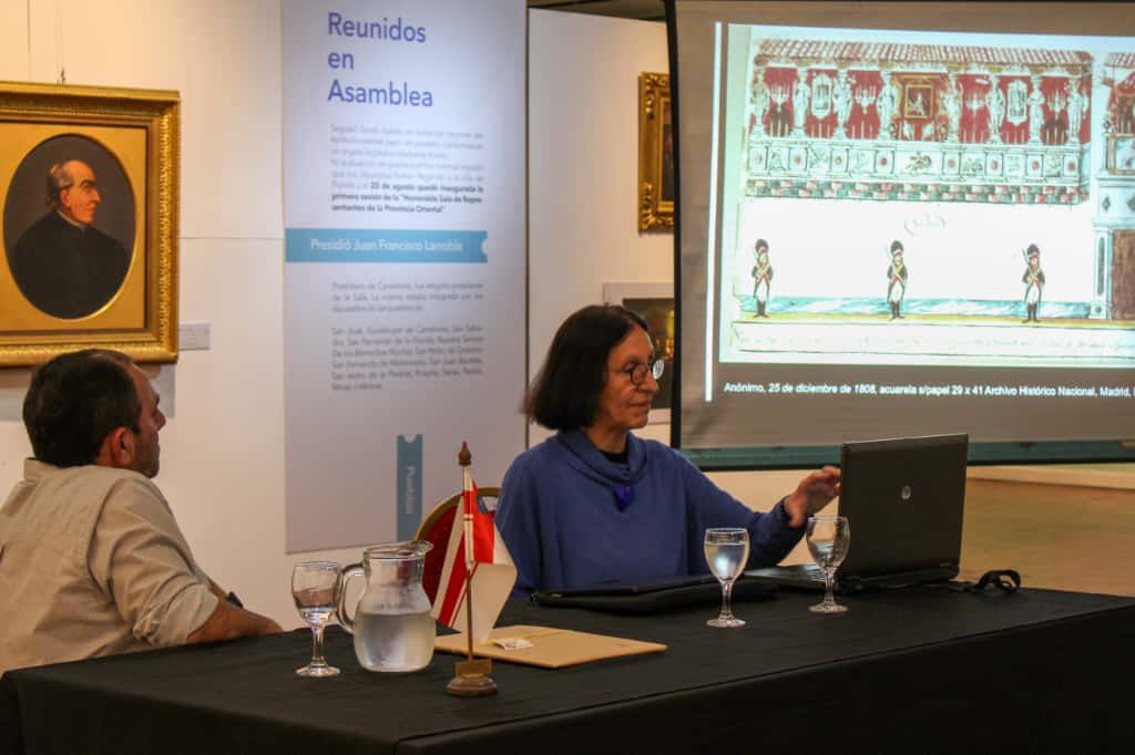 En el marco de las Charlas Bicentenarias se realizó la conferencia “Símbolos de revolución y guerra” a cargo de la Dra. Laura Malosetti Costa.
Estuvieron presentes la Dir. de Cultura <a href="/adeladubra/">Adela Dubra</a>, el Sec.Gral. de la <a href="/JuntaFlorida/">Junta Departamental de Florida</a>, Sandro Martínez, autoridades y público en general.