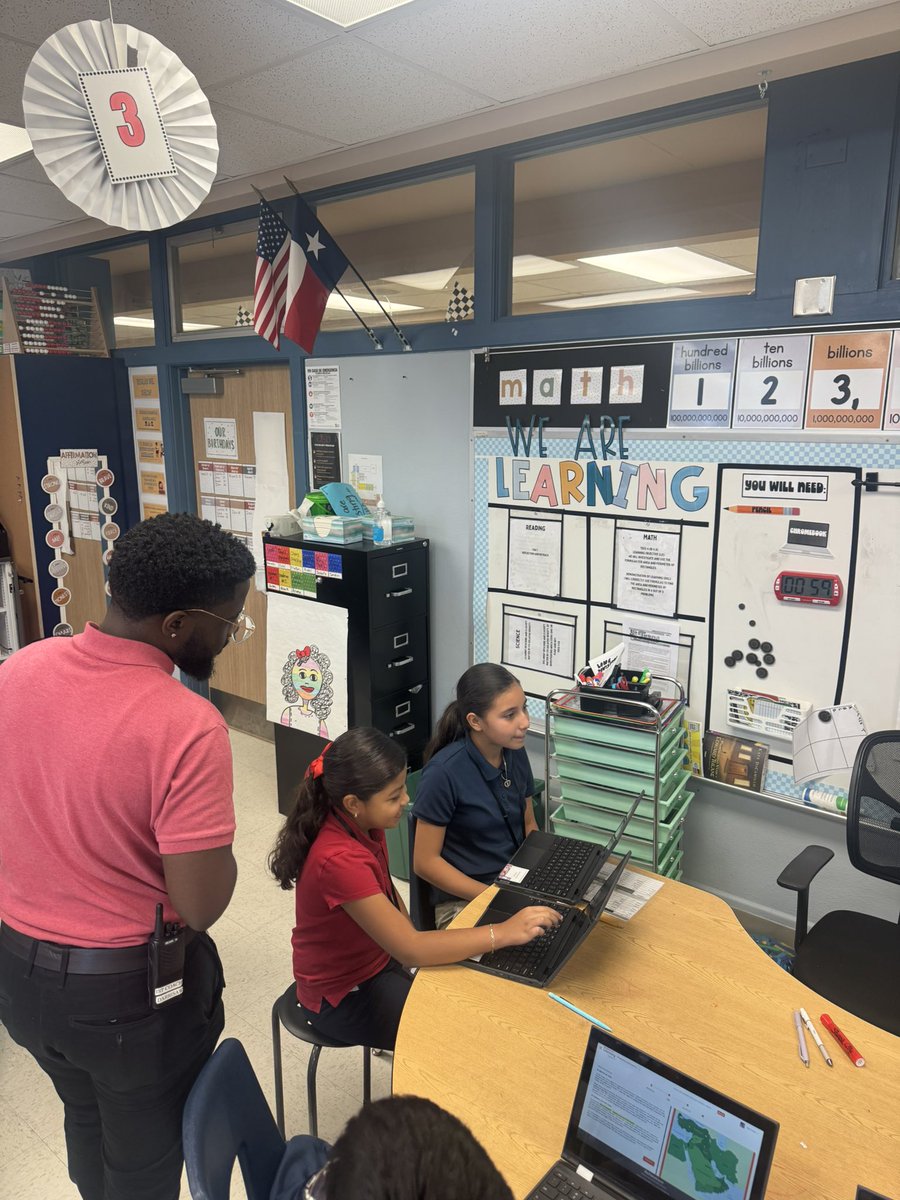 pkehoe06's tweet image. Mrs. De Leon’s 4th graders explaining what they are learning to @MrJDarrisaw! @BES_Cowboys #bradfieldsbest
