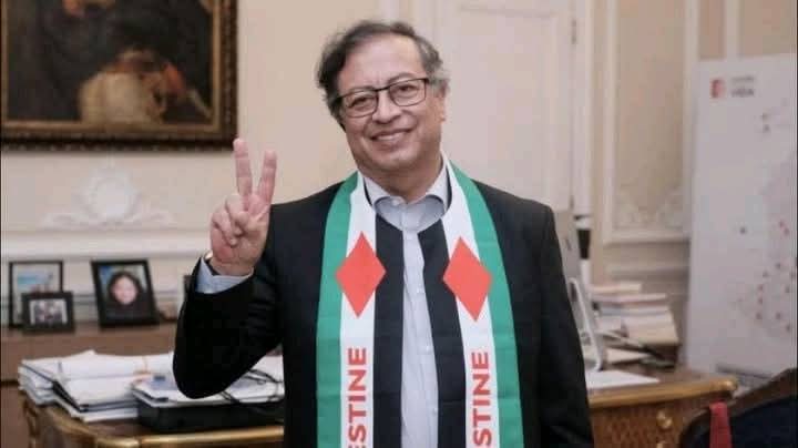 الرئيس الكولومبي منذ قليل قام بطرد بعثة تل lبيـ.ب الدبلوماسية من بلاده بعد توقيف مواطنتين كولومبيتين على متن «lسـ.طول lلصـ.مود» في المياه الدولية