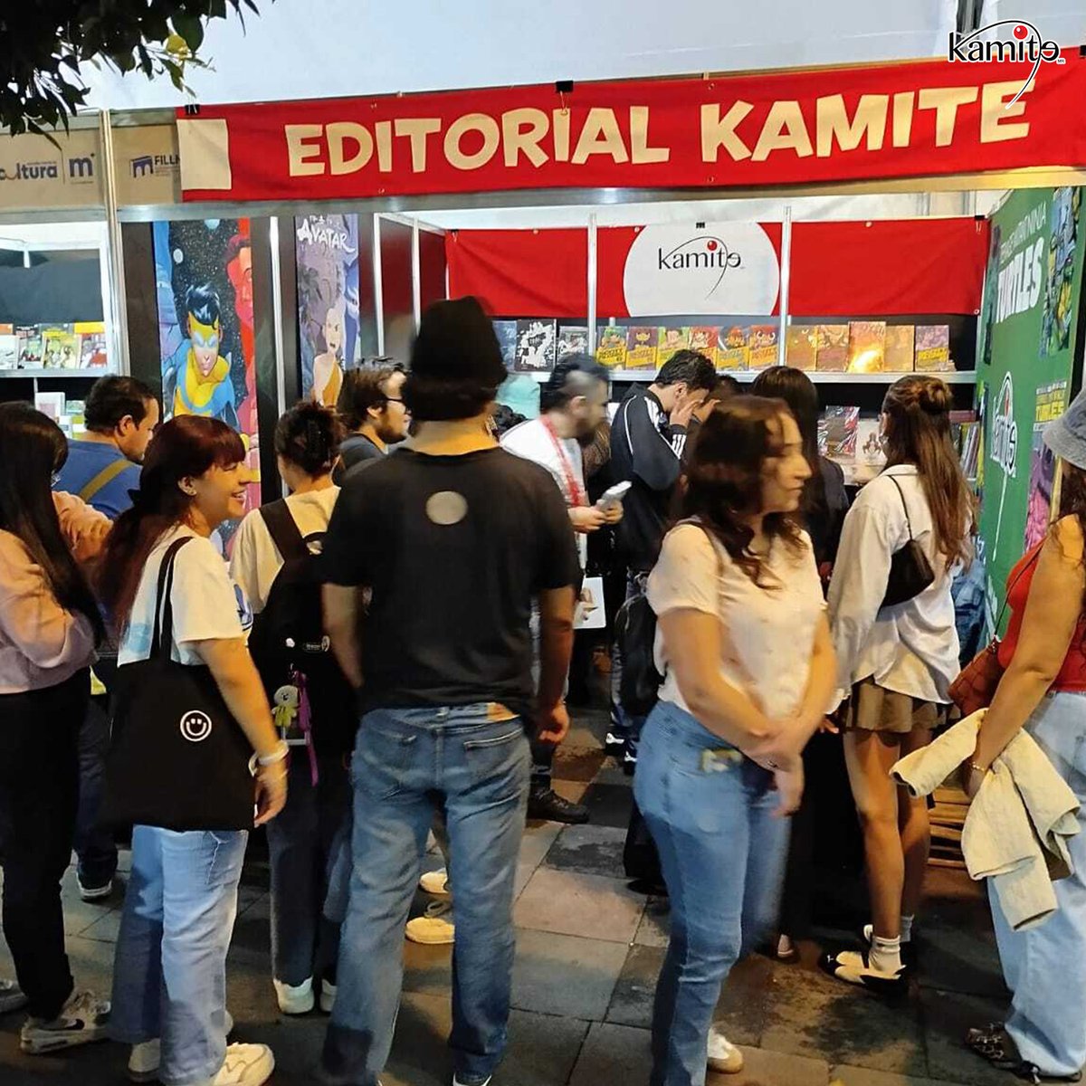 Kamite5's tweet photo. 📚✨¡El #Kamitour en la #FILLM sigue con todo en Plaza de Armas Morelia! 🌟 📍
🚶‍♂️Ven a visitarnos y llévate a casa esas historias que tanto querías, desde los romances más tiernos hasta las aventuras de tus héroes favoritos. 📖 💖 https://t.co/BUyFjenHrr