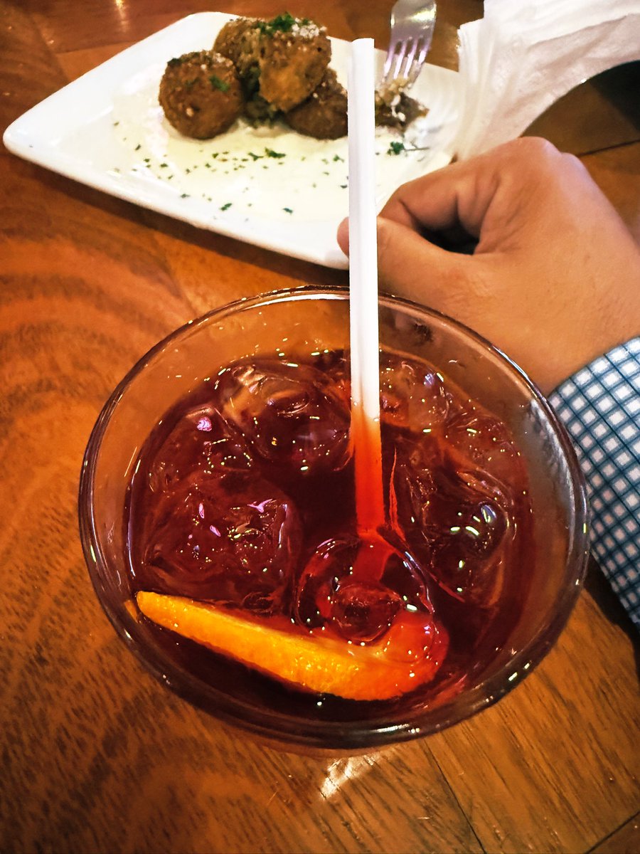 richardjuniors's tweet image. “Un Negroni puede ser amargo y dulce a la vez… como ciertos pensamientos que regresan sin avisar.”
#Negroni #ClassicVibes #Momentos