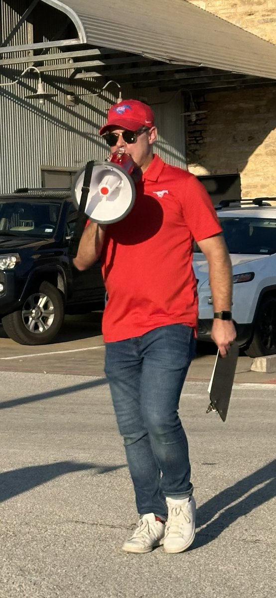 JaneRose50's tweet image. Ladies and gentlemen, the great ⁦@ChrisLaneyGHS⁩ #parade #hoco 💙❤️ 🐴