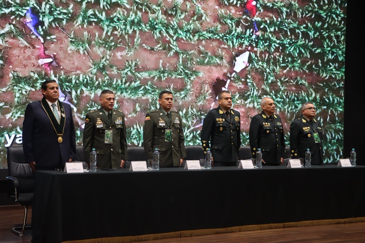 PoliciaPeru's tweet photo. 🇵🇪🤝🇨🇴 En Arequipa, se desarrolló la 𝐈 𝐑𝐞𝐮𝐧𝐢ó𝐧 𝐝𝐞 𝐀𝐥𝐭𝐨𝐬 𝐌𝐚𝐧𝐝𝐨𝐬 𝐏𝐨𝐥𝐢𝐜𝐢𝐚𝐥𝐞𝐬 𝐲 𝐔𝐧𝐢𝐝𝐚𝐝𝐞𝐬 𝐄𝐬𝐩𝐞𝐜𝐢𝐚𝐥𝐢𝐳𝐚𝐝𝐚𝐬 (𝐑𝐀𝐌𝐏𝐎𝐋) 𝐏𝐞𝐫ú–𝐂𝐨𝐥𝐨𝐦𝐛𝐢𝐚. Un espacio estratégico para fortalecer la cooperación policial y enfrentar unidos el crimen organizado.
#SeguridadBinacional 🫂
#UnidosContraElCrimen 🚨