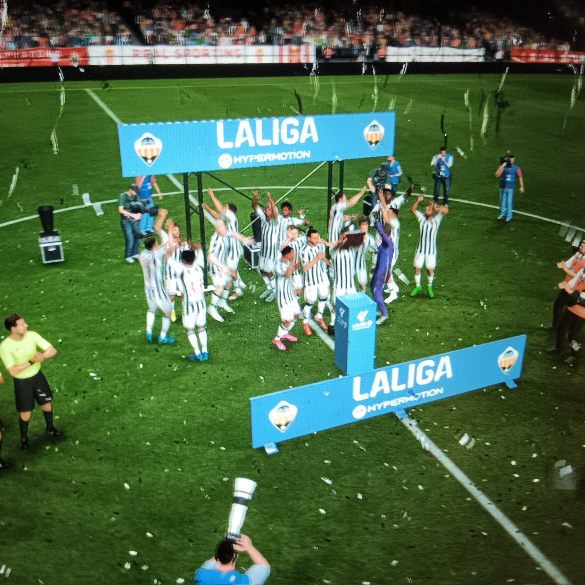 Mi madre: "Qué aplicado es mi hijo, estudiando hasta tarde todos los días".

Yo en mi habitación devolviendo al CD Castellón a Primera División: