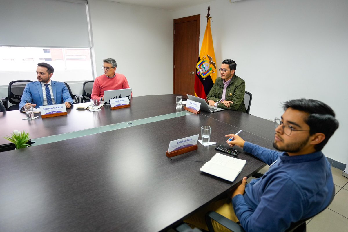 📚 💬  Esta tarde, el viceministro de <a href="/EduSuperiorEc/">Viceministerio de Educación Superior</a>, <a href="/cesarvasquez_ec/">César Augusto Vásquez</a>, mantuvo una reunión con <a href="/Esteban_Rizzo1/">Esteban Rizzo</a>, presidente de la <a href="/feupeecuador/">FEUPE</a> y Carlos Coello, presidente de la FEUE Nacional.

🤝 Bajo el liderazgo de la ministra <a href="/AlegriaCrespo/">Alegría Crespo Cordovez</a>, avanzamos en mesas de diálogo que