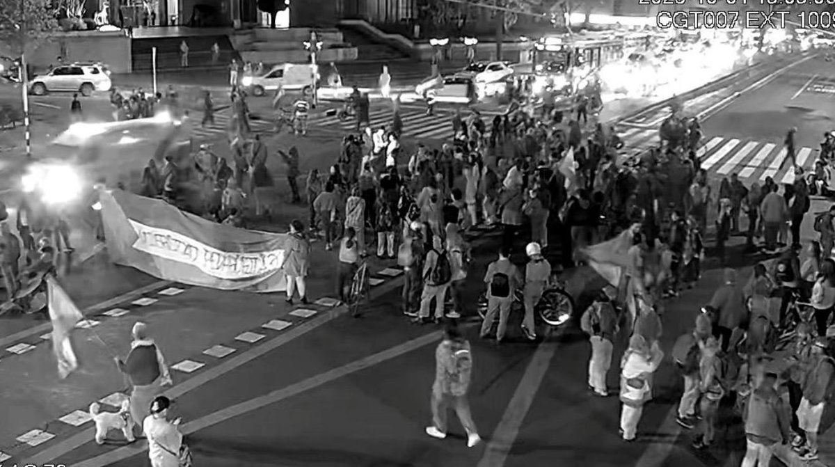 #NoticiaW | Colectivos en solidaridad con Palestina se ubican sobre la calle 72 con carrera Séptima, se genera afectación total de la intersección.

Ruta alterna:
Norte-sur: Calle 92 y Av. Circunvalar
Sur-norte: Calle 72 y carrera Cuarta