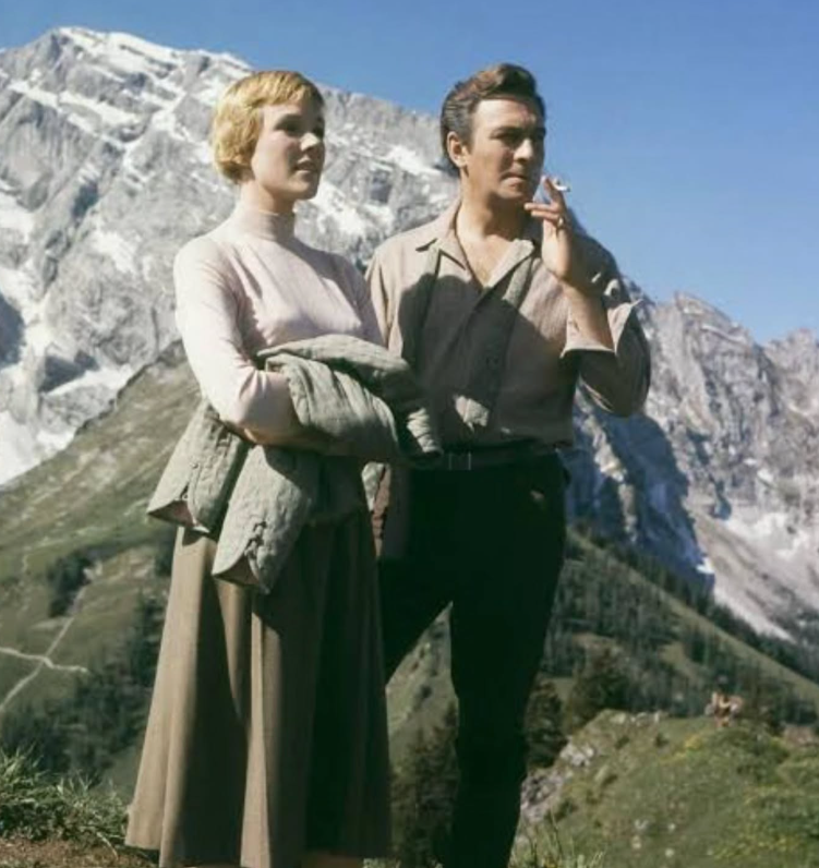ClassicMovieDig's tweet image. Happy 90th Birthday, Dame Julie Andrews!
Here with Christopher Plummer during filming of "The Sound of Music" (1965)
#TCMParty #JulieAndrews #soundofmusic