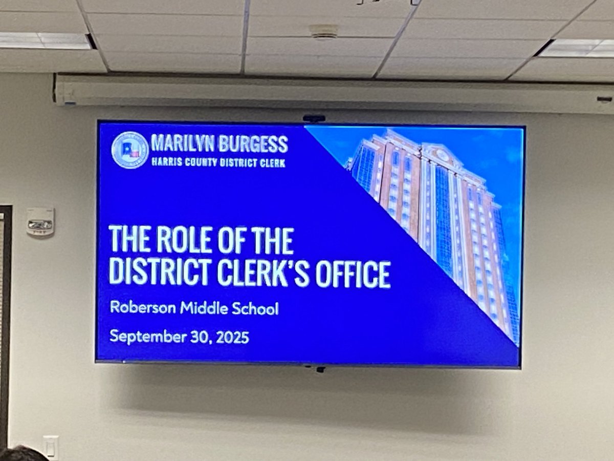 RobersonSpring's tweet image. Our 8th Grade Law students got an inside look at the Harris County District Court this week! From exploring the daily operations of the courthouse to seeing real-world careers in action, students experienced the law beyond the classroom. ⚖️👨🏾⚖️
#RMSRazorbacks #IgniteInspireImpact