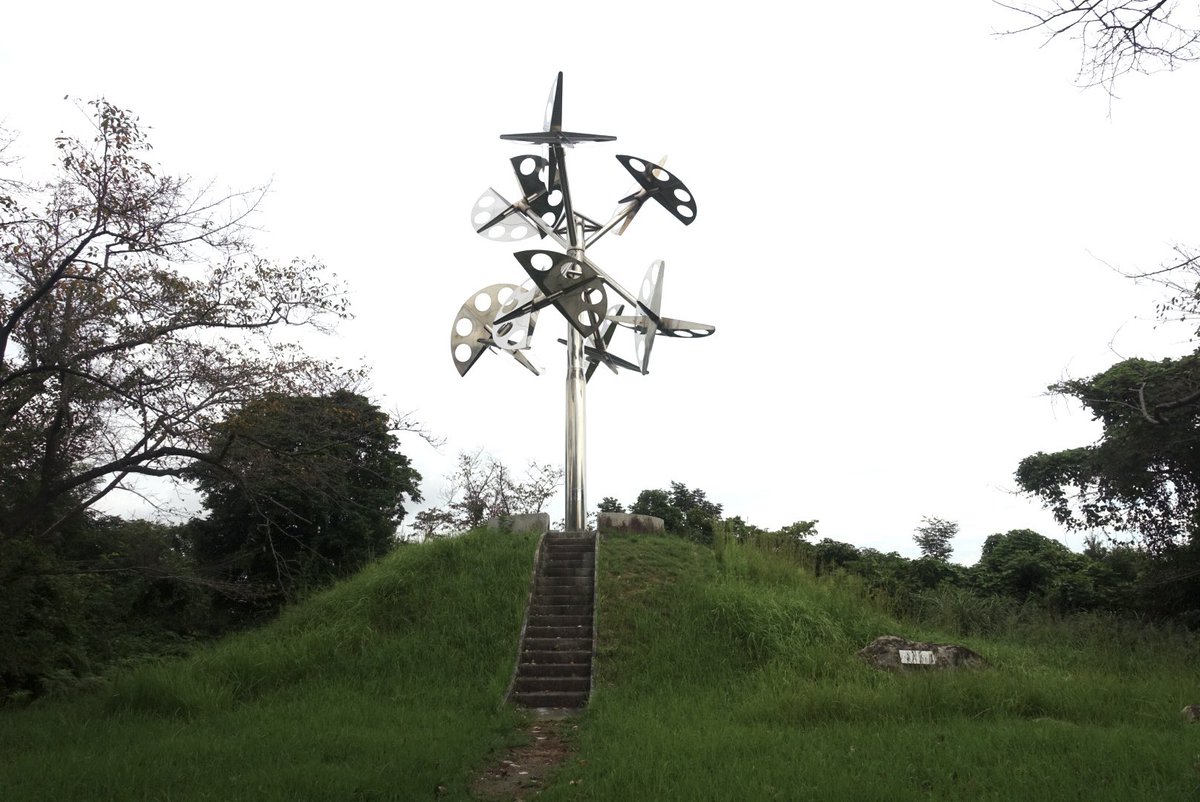 hirayamasatoshi's tweet photo. 長崎県西海市の大島にて、新宮晋さんのパブリックアート「星のなる木」��「風の花びら」を観ました。長崎市から少し遠く、なかなかそちら方面に行く機会も無く、今回ようやく観ることができました。残念ながら、当日は風が凪いでいて、動く姿を観られませんでした。次は風の強い日に行きたいです。 https://t.co/MTmnMh0IEG