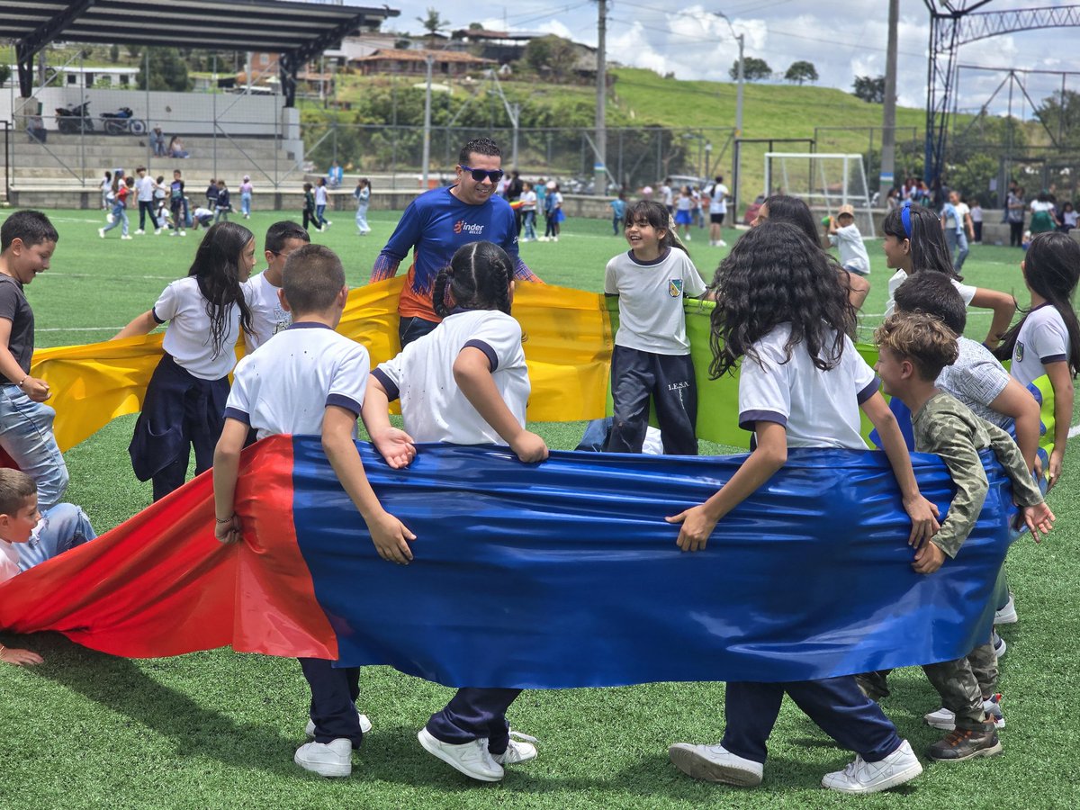 ¡Qué mañana tan especial! ☀️

Hoy compartimos una jornada recreativa inolvidable con más de 170 niños y niñas de la Institución Educativa San Félix.

Risas, juegos y mucha alegría que nos recargan el corazón. 💛