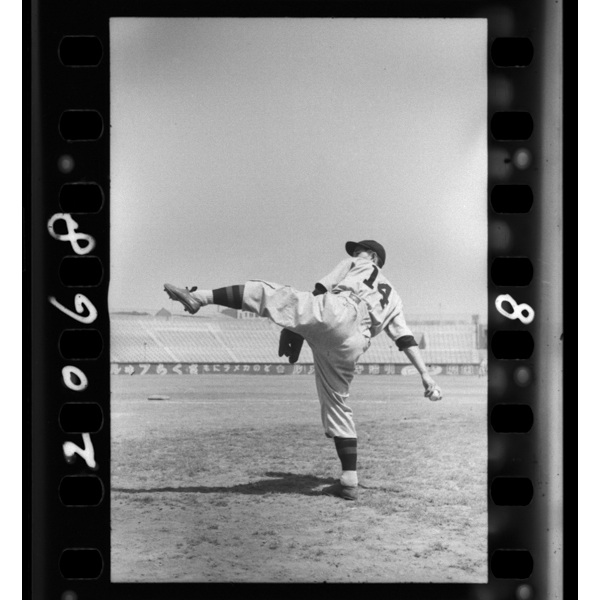 jpsearch_go's tweet image. 連休の中日にご紹介するのは、ギャラリー「野球」。明治5(1872)年に日本に伝わり、 学生たちに広まると、全国に普及し国民的スポーツとなりました。ギャラリーでは、名投手・沢村栄治の写真 や野球に関する玩具などをご覧いただけます。#ジャパンサーチ
jpsearch.go.jp/gallery/ndl-8n…