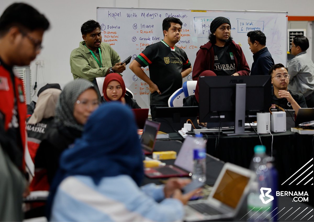 bernamadotcom's tweet photo. #Sepang Ketua Pengarah Pusat Kawalan Sumud Nusantara (SNCC) Datuk Dr Sani Araby Abdul Alim Araby dan krewnya memantau situasi terkini Misi Global Sumud Flotilla (GSF) di SNCC. 

Setakat ini 17 rakyat Malaysia terputus hubungan dengan SNCC sejak kira-kira 2.26 pagi waktu Malaysia.

📸 Faisal Jaafar | BERNAMA 

#BernamaNews #GlobalSumudFlotila #Gaza
