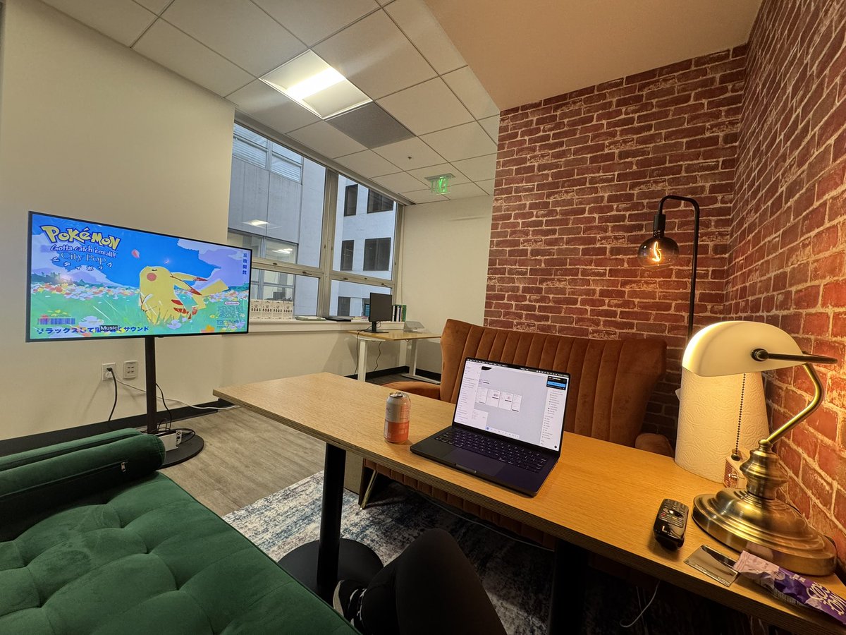 unhappiimochii's tweet image. cozy workplace cozy life
no token travels this year 😎 life is gud