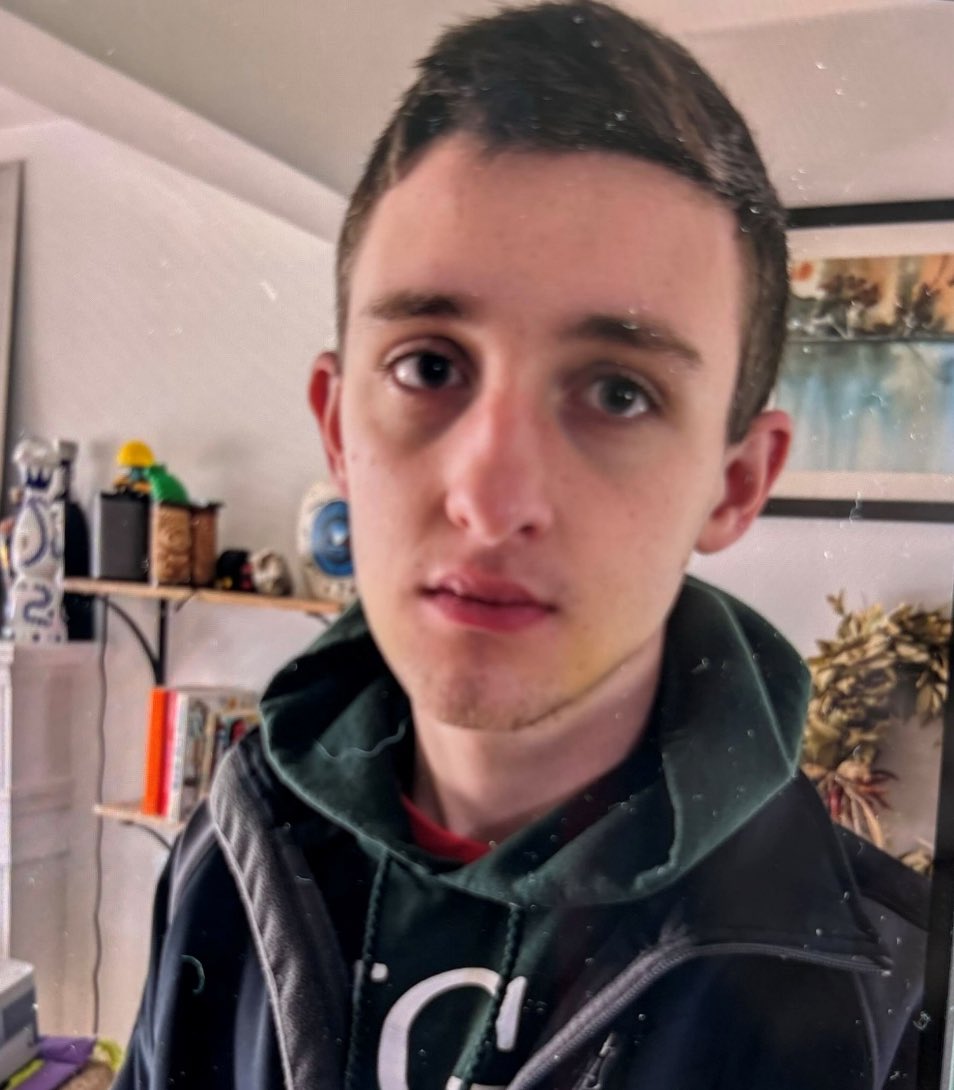 Missing: 20-year-old Robert Raymond Rivers last seen today @ 4:20pm at Quander Rd &amp; Beacon Hill Rd in Alexandria. He is 5’11”, 160lbs with brown hair &amp; blue eyes. Last seen wearing blue jeans, gray T-shirt &amp; black flip flops. Call 911 with info.