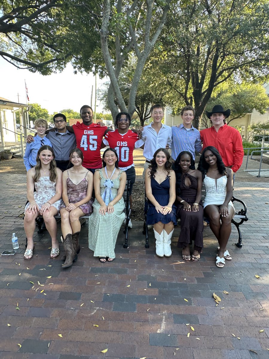 JaneRose50's tweet image. Ahhh, the beautiful people!! What a lovely hoco court! ❤️💙 👑