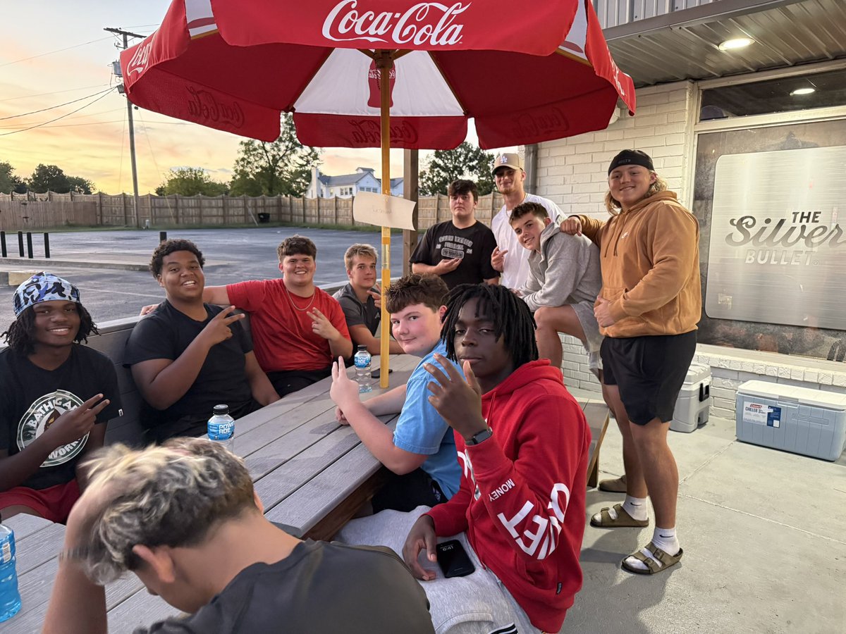 SouthWarrenFB's tweet photo. Huge thank you to Chad &amp; Laura Hines for their generosity in hosting and providing our *Wednesday* Night Varsity Pasta Party to fuel our guys for their Thursday night District Opener! #goodfood #goodbros #goodnight #staythecourse https://t.co/sticxErbHe