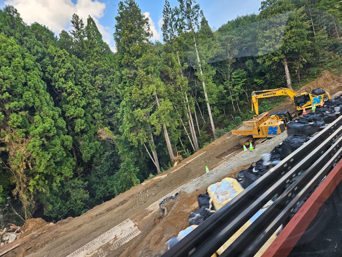 県議会厚生文教委員会、能登地域調査。幾度となく走った、のと里山街道。復旧工事の様子を見るタイミングはほとんどないので、議会バスの少し高い位置から見れる風景は貴重。能登半島地震から1年9ヵ月、元のように走れるのはいつになるのだろうか。もっと国の支援を！#能登半島地震