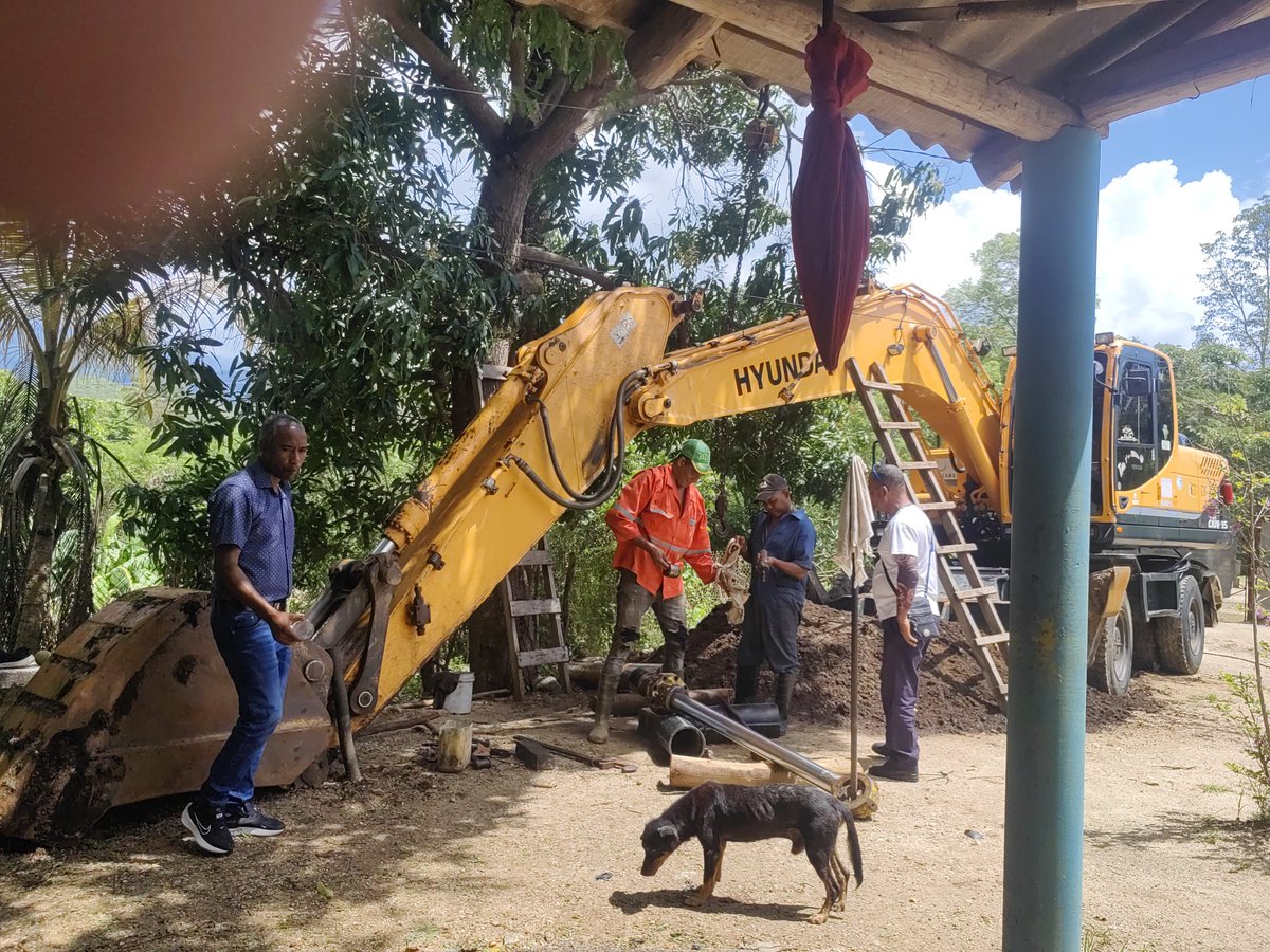 AntonioRdguezR's tweet photo. En el terreno los trabajadores de la Empresa Constructora de Oriente, reparan los equipos de Construcción, para participar en las acciones previstas para eliminar perdidas de agua, en el sistema #Quintero, que abastece el 80% de la población del municipio #StgodeCuba #INRHCuba https://t.co/rBcLVZXxWQ