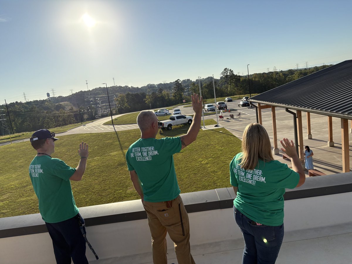 SpartanburgD5's tweet image. Who needs a campsite when you’ve got a ROOF? ⬆️😂 Tyger River principals are camping out tonight to celebrate the Terriers hitting their Boosterthon goal! 🎉🐾 Talk about dedication! ⛺️🔥 #WeAreD5