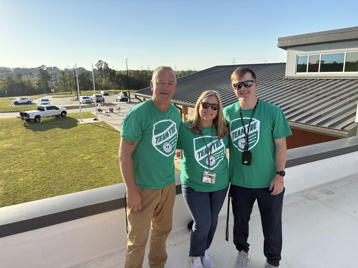 SpartanburgD5's tweet image. Who needs a campsite when you’ve got a ROOF? ⬆️😂 Tyger River principals are camping out tonight to celebrate the Terriers hitting their Boosterthon goal! 🎉🐾 Talk about dedication! ⛺️🔥 #WeAreD5